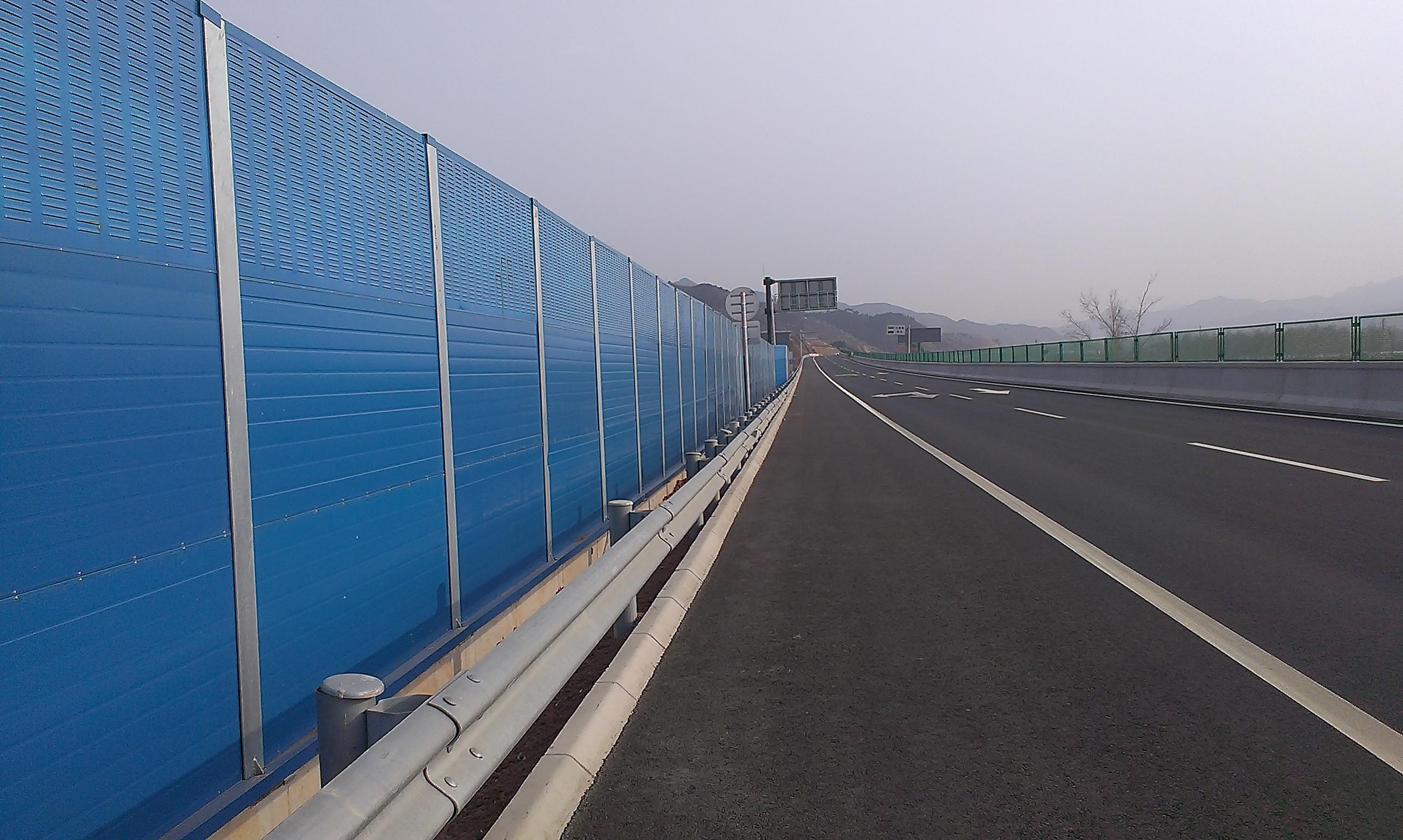 <a href=http://www.qbgn.cn/news_article?news_id=136>公路聲屏障</a>