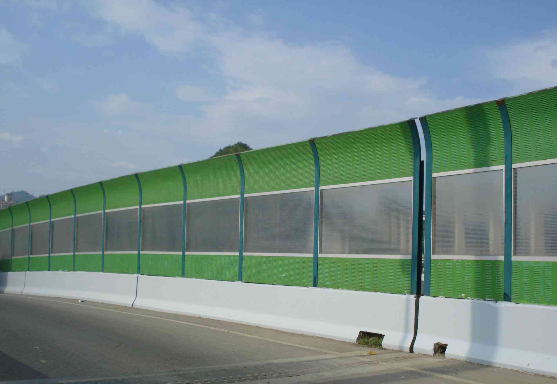<a href=http://www.qbgn.cn/news_article?news_id=139>公路聲屏障</a>